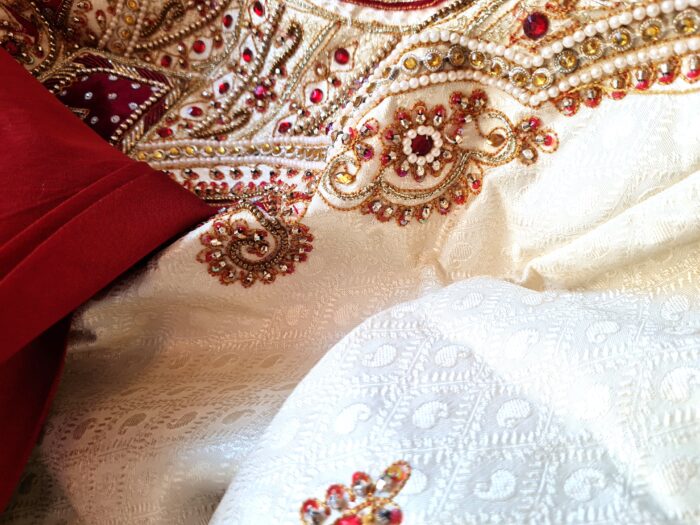 20260506_160305 Sherwani Indiano Luxo Creme com Bordados Zari, Pedrarias, Dupatta e Churidar