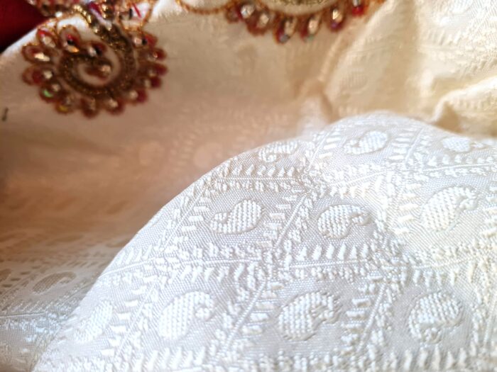 20260506_160310 Sherwani Indiano Luxo Creme com Bordados Zari, Pedrarias, Dupatta e Churidar