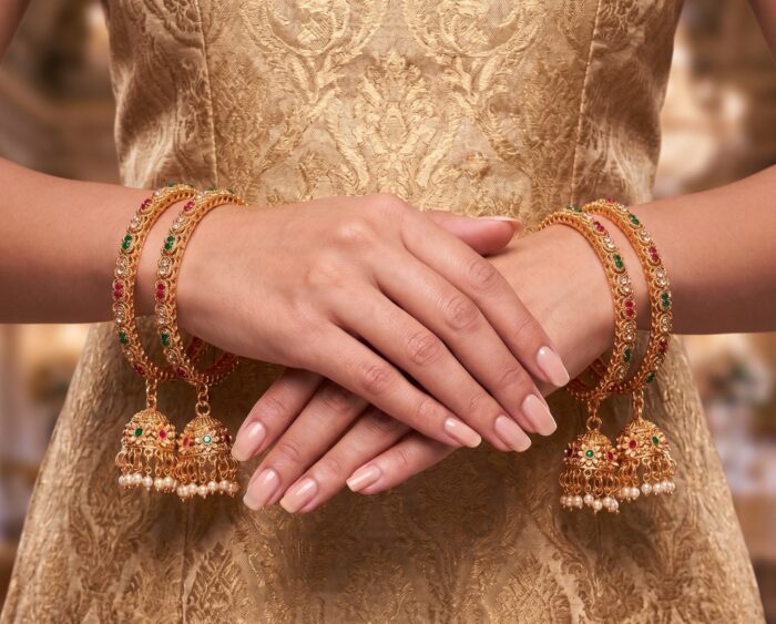 Conjunto de 4 Bangles indianas design Jhumka com pedrarias Apsara