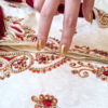 Gemini_Generated_Image_yapb02yapb02yapb Sherwani Indiano Luxo Creme com Bordados Zari, Pedrarias, Dupatta e Churidar
