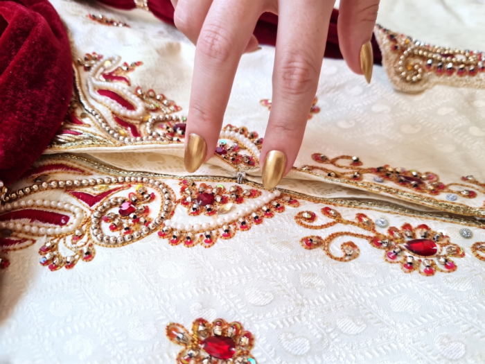 Gemini_Generated_Image_yapb02yapb02yapb Sherwani Indiano Luxo Creme com Bordados Zari, Pedrarias, Dupatta e Churidar