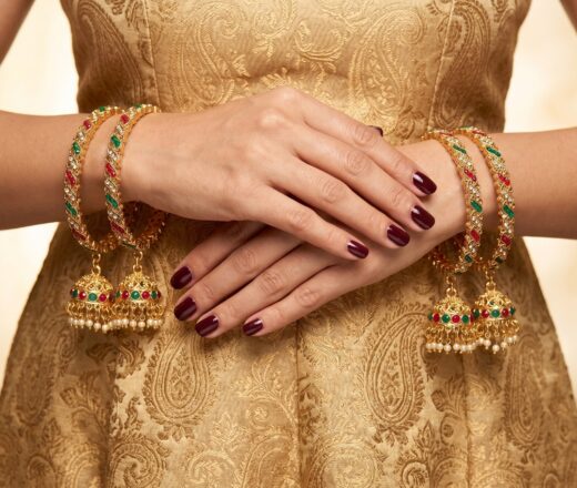 pulseira radharani indiana com sinos 4 unidades com pedras rubi e verdes Conjunto de 4 Bangles indianas design Jhumka com pedrarias Radharani
