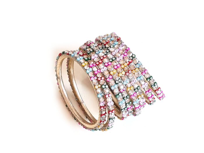 Conjunto de 8 pulseiras indianas com pedrarias cristais coloridos