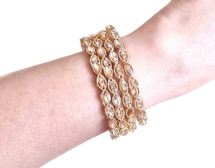 Conjunto de 4 pulseiras indianas com pedras translúcidas cor champanhe