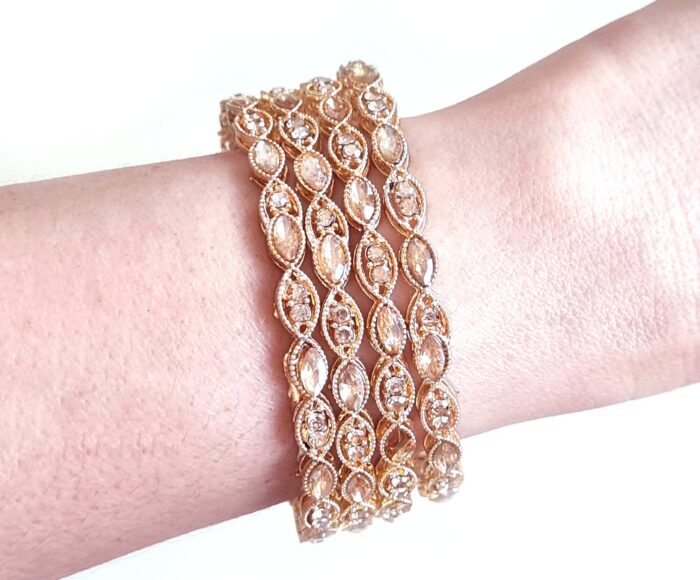 Conjunto de 4 pulseiras indianas com pedras translúcidas bege rosé