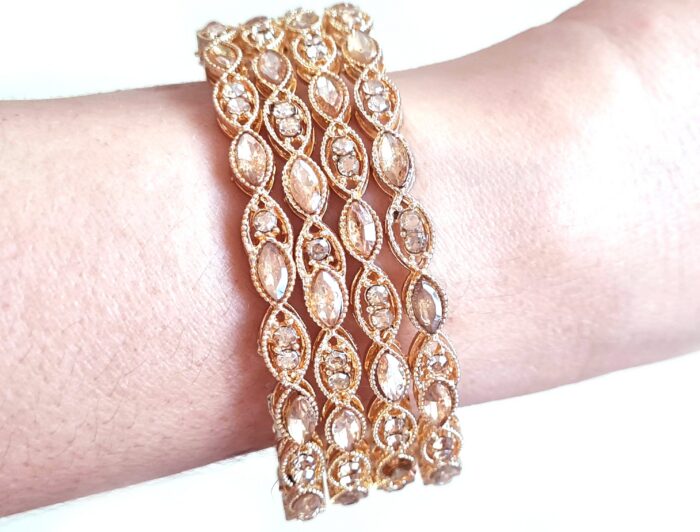Conjunto de 4 pulseiras indianas com pedras translúcidas cor champanhe