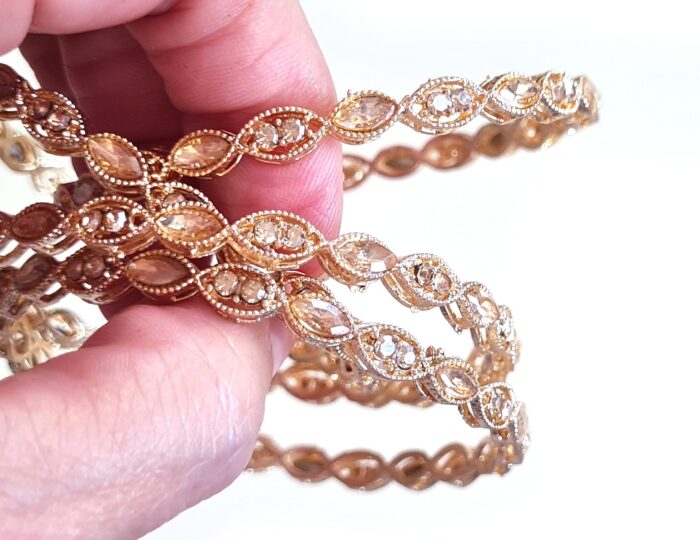 Conjunto de 4 pulseiras indianas com pedras translúcidas cor champanhe