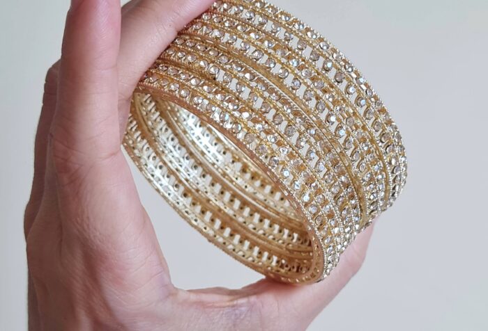 Conjunto de 4 pulseiras indianas com pedras translúcidas âmbar claro