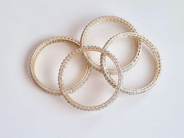 Conjunto de 4 pulseiras indianas com pedras translúcidas âmbar claro