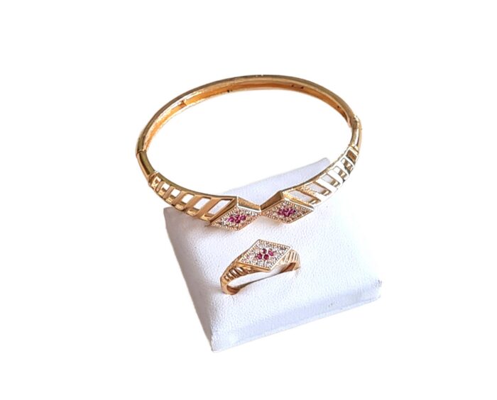 Conjunto de pulseira e anel indiano com pedrinhas de strass e vermelho rubi