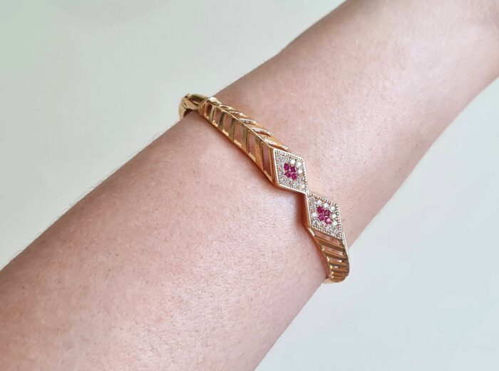 Conjunto de pulseira e anel indiano com pedrinhas de strass e vermelho rubi