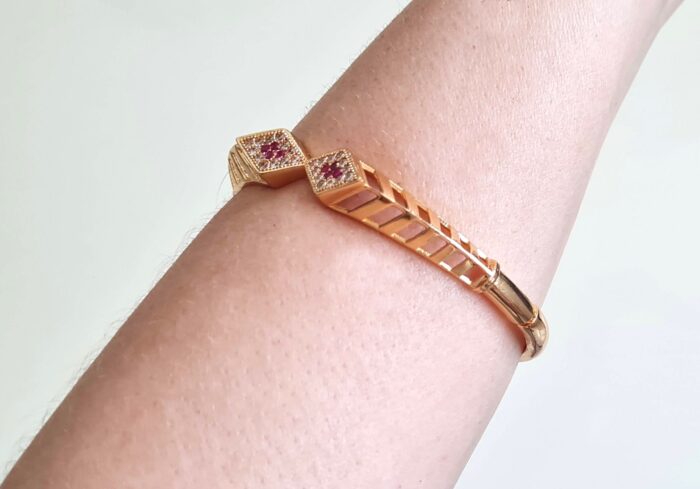 Conjunto de pulseira e anel indiano com pedrinhas de strass e vermelho rubi