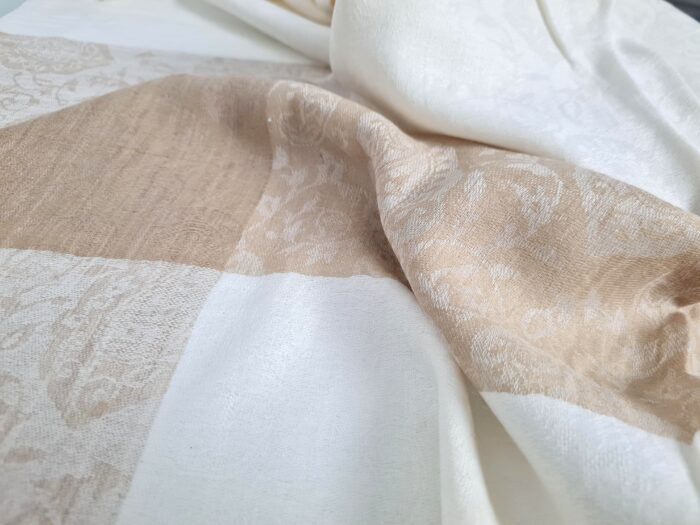 20260530_161518 Pashimina indiana de cashmere estampa paisleys tons de nude adamascada