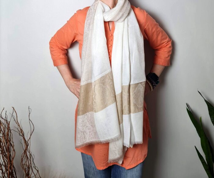 20260530_190119 Pashimina indiana de cashmere estampa paisleys tons de nude adamascada