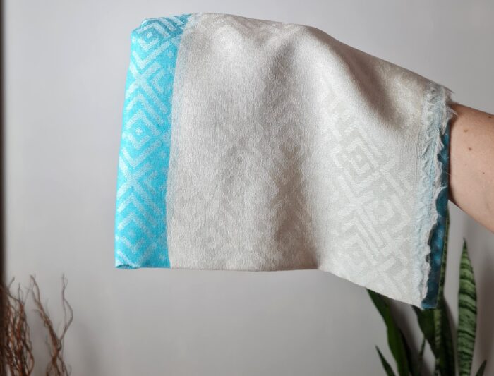 Pashimina indiana de cashmere com padrão geométrico adamascado azul e creme