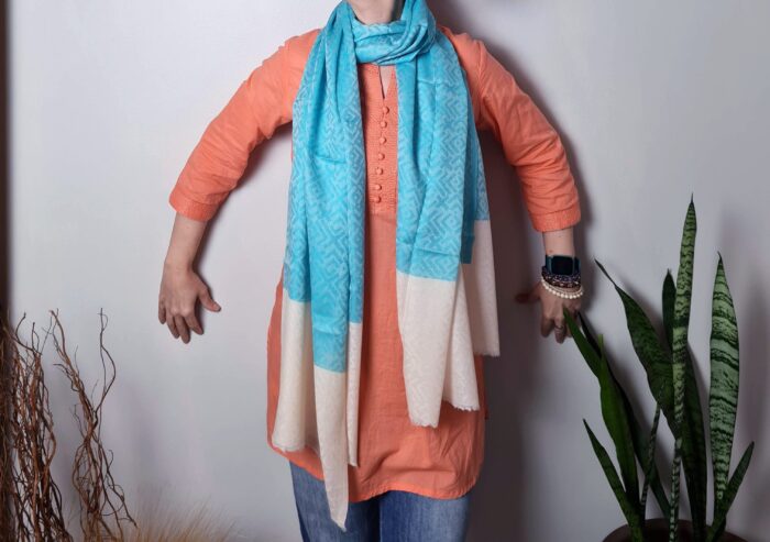 Pashimina indiana de cashmere com padrão geométrico adamascado azul e creme