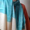 Pashimina indiana de cashmere com padrão geométrico adamascado azul e creme