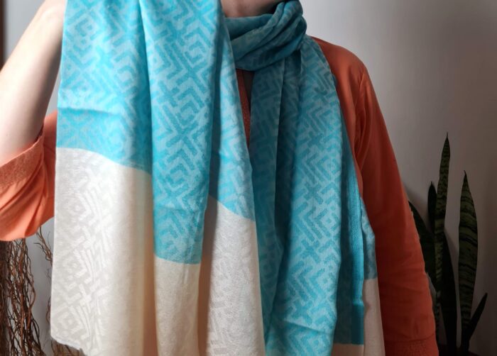 Pashimina indiana de cashmere com padrão geométrico adamascado azul e creme