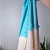 Pashimina indiana de cashmere com padrão geométrico adamascado azul e creme