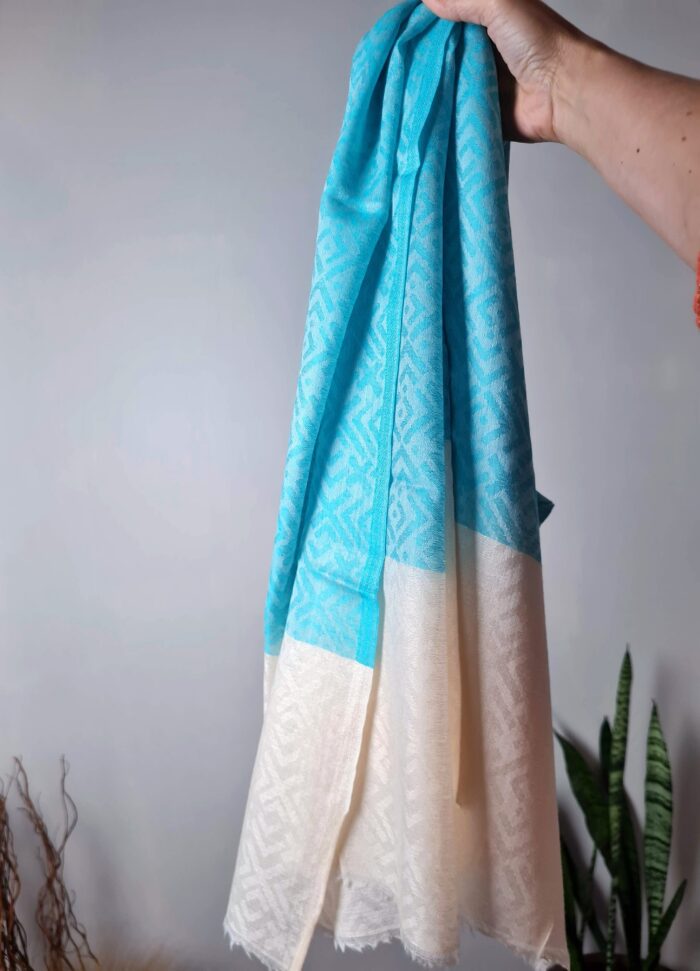Pashimina indiana de cashmere com padrão geométrico adamascado azul e creme