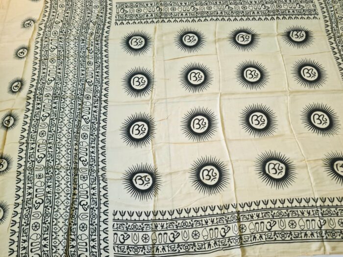 Chadar indiano (manto de oração) de Om e mantras amarelo e preto