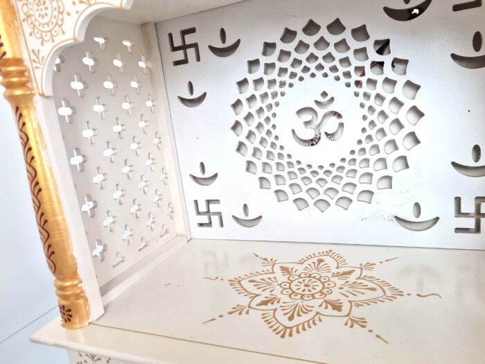 Mandir Templo Hindu Artesanal Off-White e Dourado com Iluminação Om