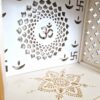 Mandir Templo Hindu Artesanal Off-White e Dourado com Iluminação Om