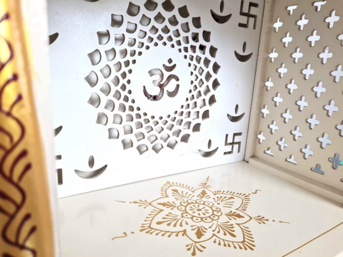 Mandir Templo Hindu Artesanal Off-White e Dourado com Iluminação Om