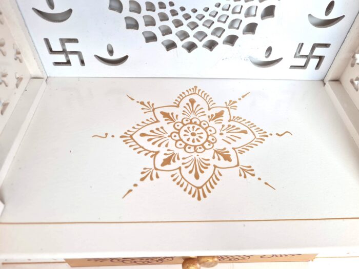 Mandir Templo Hindu Artesanal Off-White e Dourado com Iluminação Om