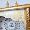 Mandir Templo Hindu Artesanal Off-White e Dourado com Iluminação Om