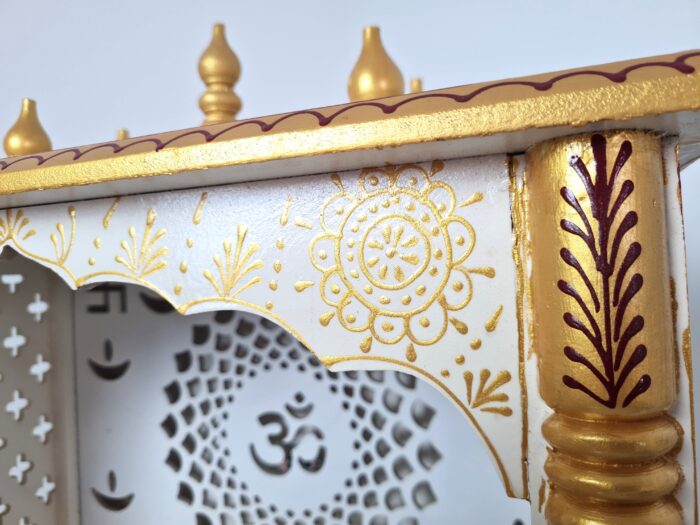 Mandir Templo Hindu Artesanal Off-White e Dourado com Iluminação Om