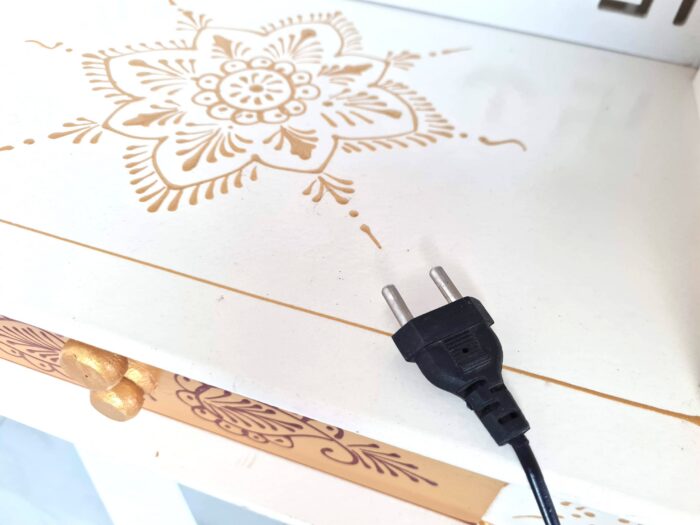 Mandir Templo Hindu Artesanal Off-White e Dourado com Iluminação Om