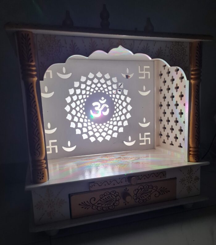 Mandir Templo Hindu Artesanal Off-White e Dourado com Iluminação Om