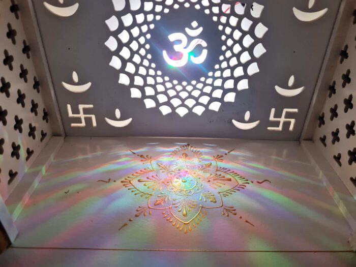Mandir Templo Hindu Artesanal Off-White e Dourado com Iluminação Om