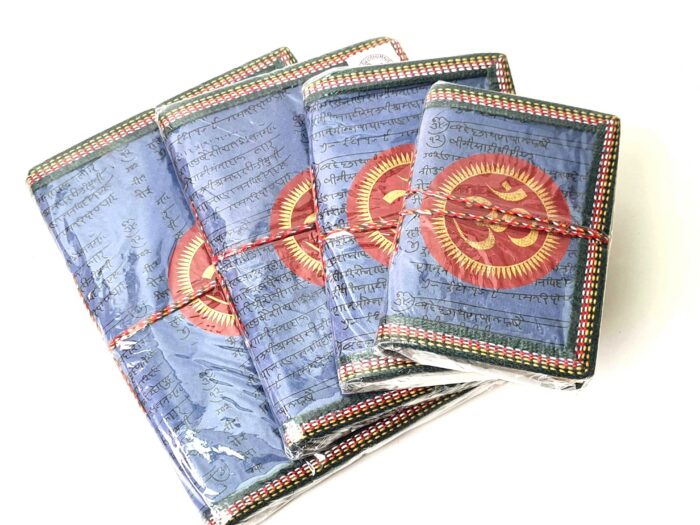 20260616_125648 Cadernos indianos artesanais pintados a mão OM cinza