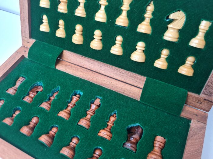 Jogo de Xadrez em Miniatura de Madeira para viagem (Artesanato Indiano)