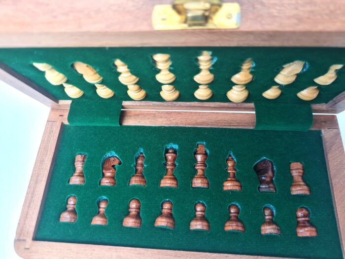 Jogo de Xadrez em Miniatura de Madeira para viagem (Artesanato Indiano)