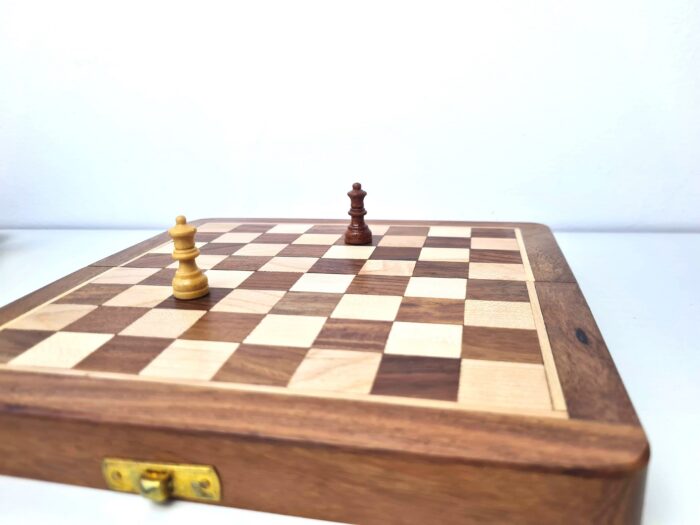 Jogo de Xadrez em Miniatura de Madeira para viagem (Artesanato Indiano)