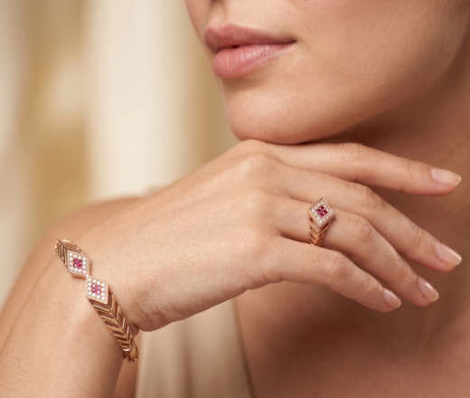 Conjunto de pulseira e anel indiano com pedrinhas de strass e vermelho rubi