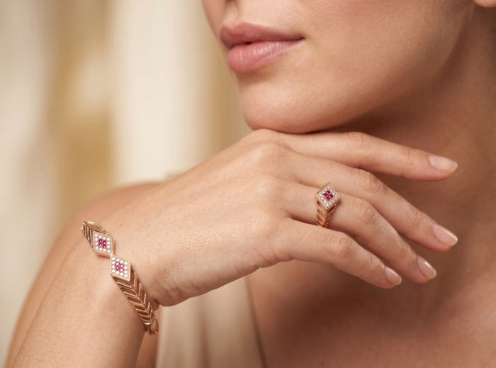 Conjunto de pulseira e anel indiano com pedrinhas de strass e vermelho rubi
