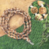 Radhe Prayer Tulsi Mala foi belamente confeccionada em madeira de tulsi para ser usada no dia a dia e na meditação Radha Naam pure Tulsi Japa