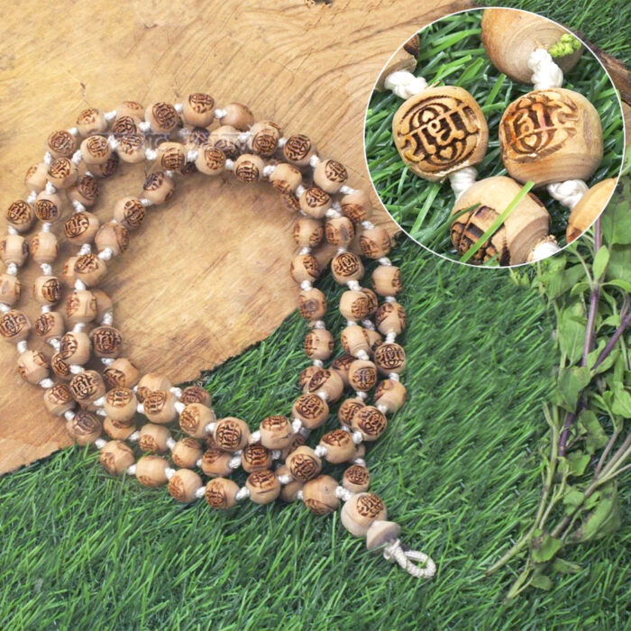 Radhe Prayer Tulsi Mala foi belamente confeccionada em madeira de tulsi para ser usada no dia a dia e na meditação Radha Naam pure Tulsi Japa