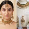 conjunto de colar brinco e tikka para festas indianas coleção Deusas - Radharani Green Rubi Conjunto completo de semi joia indiana para festas Radharani Rubi Green