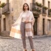 pashimina de cashmere verdadeira indiana de lã de cabra creme e nude tons claros estampa paisley (1) Pashimina indiana de cashmere estampa paisleys tons de nude adamascada