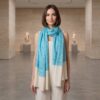Pashimina indiana de cashmere com padrão geométrico adamascado azul e creme