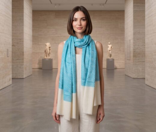 Pashimina indiana de cashmere com padrão geométrico adamascado azul e creme