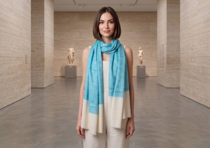 Pashimina indiana de cashmere com padrão geométrico adamascado azul e creme