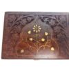 Caixa indiana decorativa em madeira com entalhes e marchetaria em bronze P