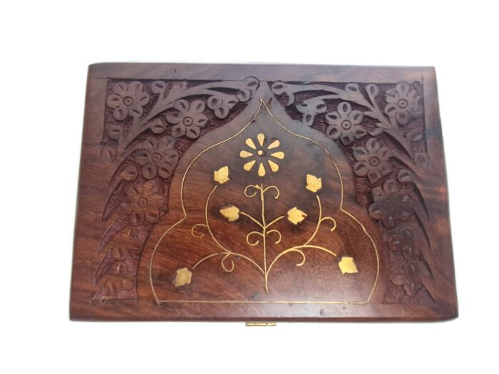 Caixa indiana decorativa em madeira com entalhes e marchetaria em bronze P