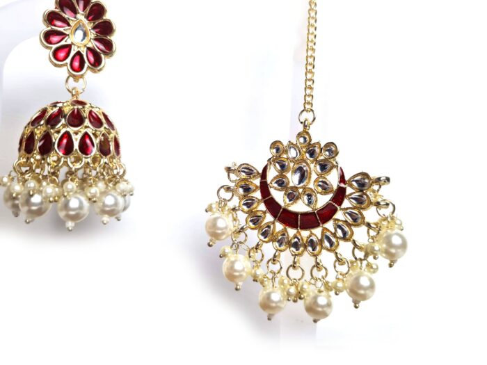 Conjunto para festas indianas de brinco Jhumka com tikka vermelho esmaltado